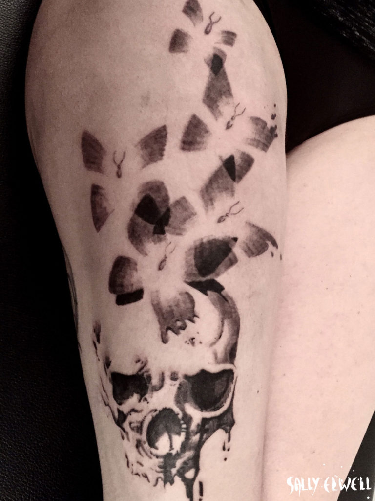 Tatouage cuisse Crâne Papillons noir et nuances de gris superposition transparence.