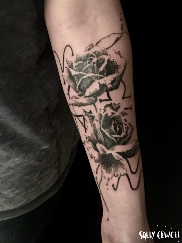 Tatouage avant bras Roses Signes Astrologiques noir et gris.