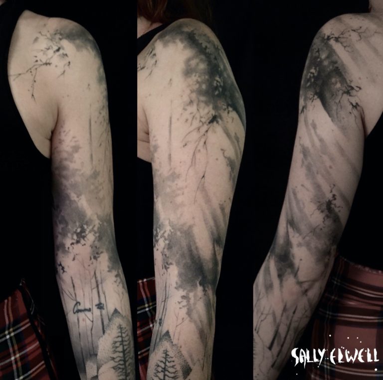 Tatouage bras forêt rayons aquarelle dégradé noir et gris.