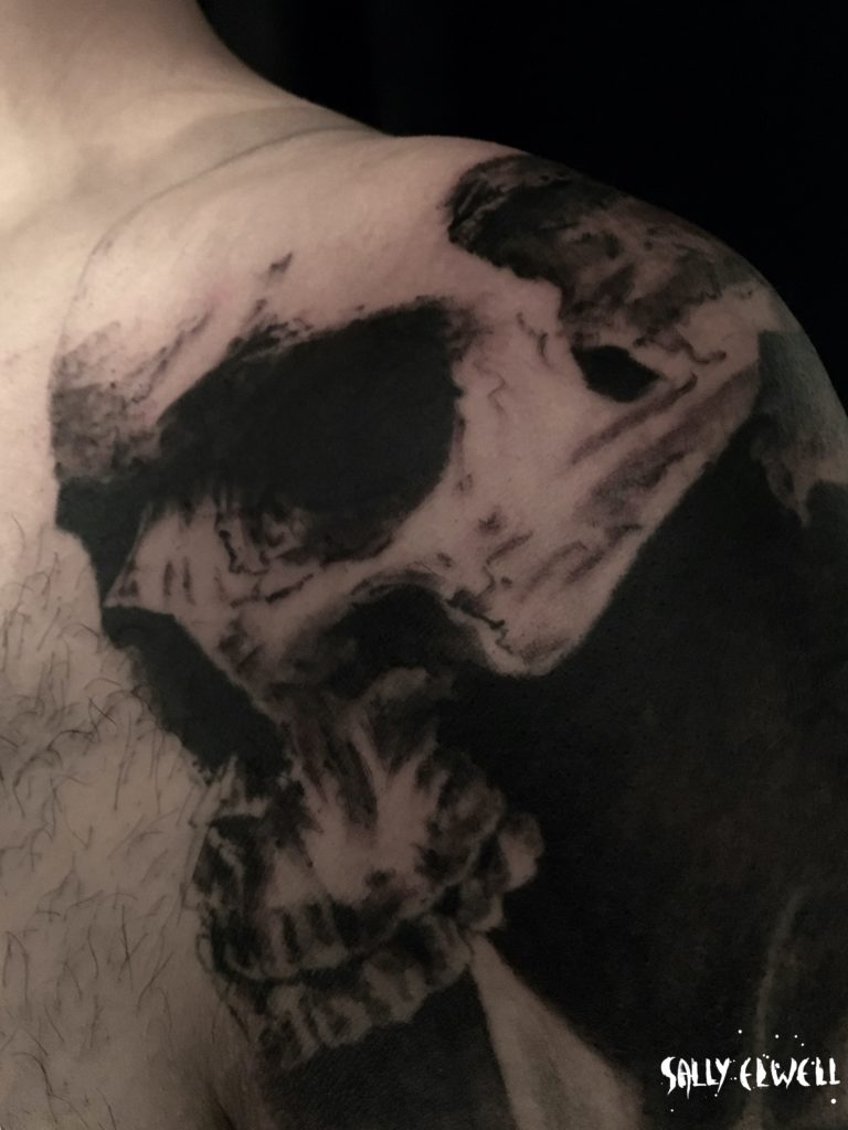 Tatouage épaule Crâne réaliste blackwork et dégradé de gris.