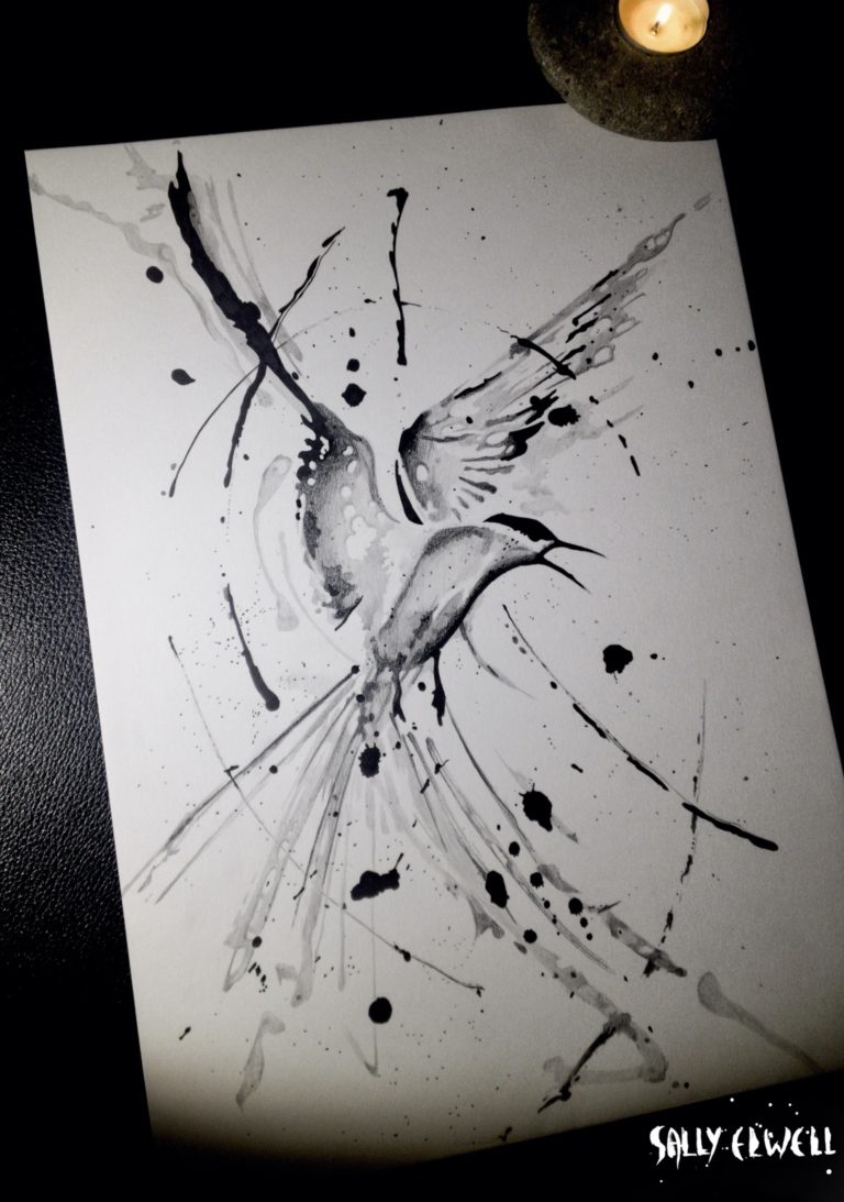 Dessin tatouage Oiseau Marin tâches et coulures d’encre noire dégradé de crayon gris.