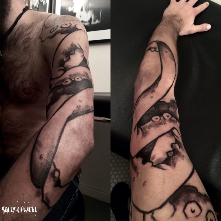 Tatouage en cours, Tentacules bras freehand blackwork noir et gris.