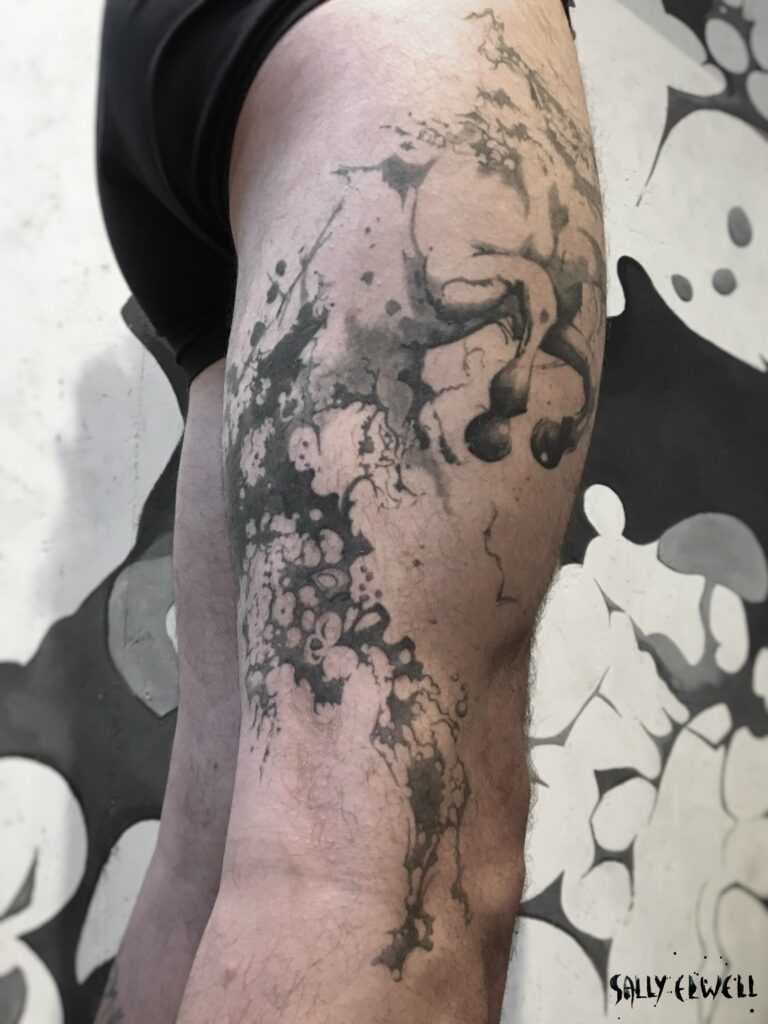 tatouage cuisse licorne vague dentelle organique encre noire et dégradé de gris