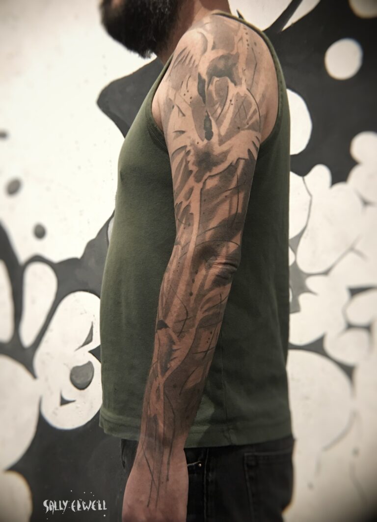 tatouage bras sternes oiseaux négatif fond gris dégradé