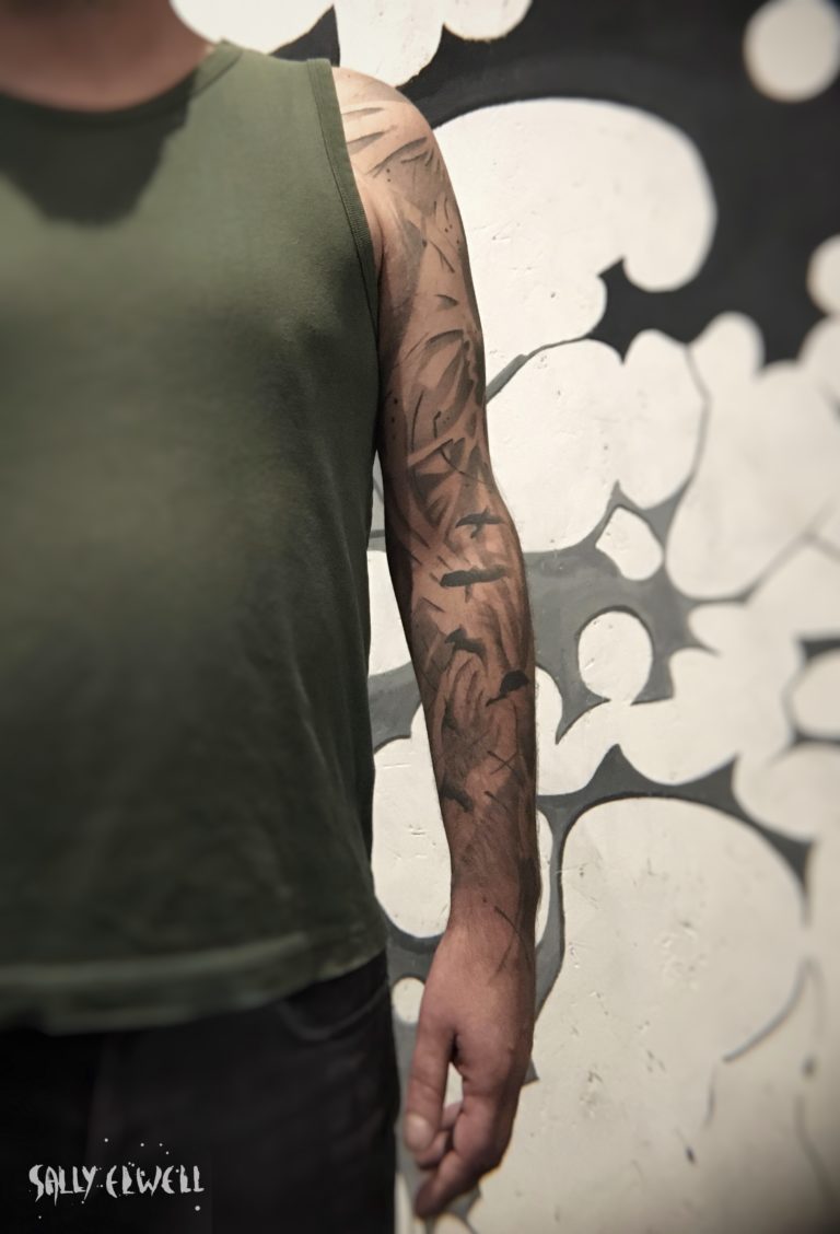 tatouage bras sternes oiseaux négatif fond gris dégradé