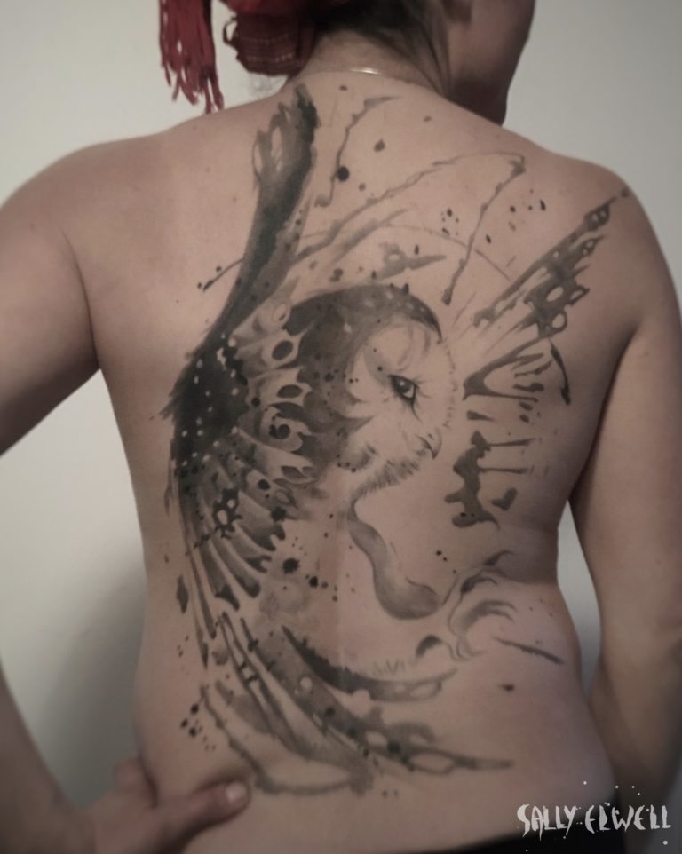 tatouage dos chouette effraie dentelle organique dégradés de gris