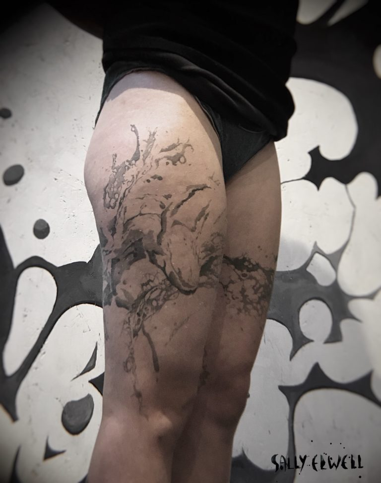 tatouage cuisses baleines vagues océan dentelle organique encre noire dégradés de gris