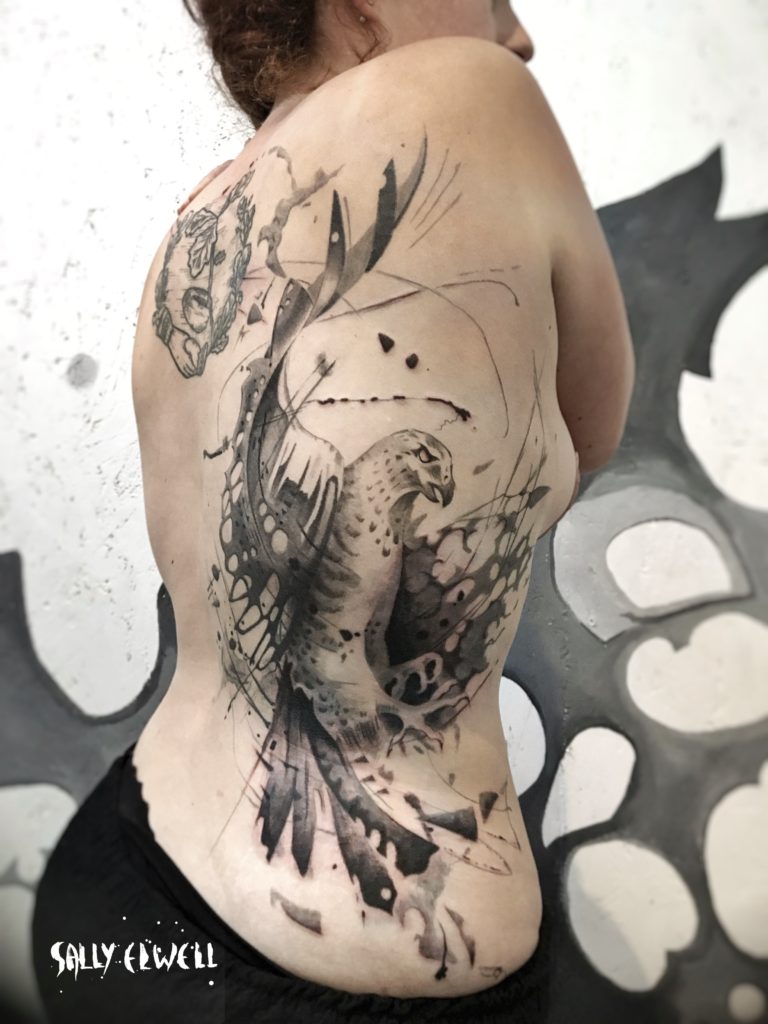 tatouage flanc buse mouvement dentelle organique encre noire et dégradés de gris