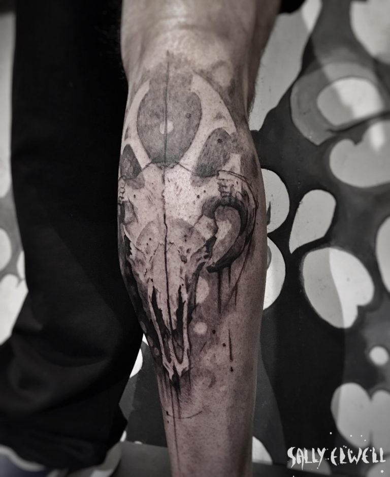 tatouage mollet crâne vache encre noire et dégradés de gris