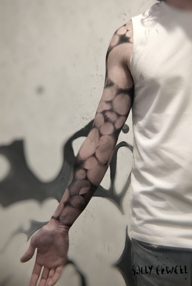 tatouage bras organic shadows ombres de foret encre noire et dégradés de gris
