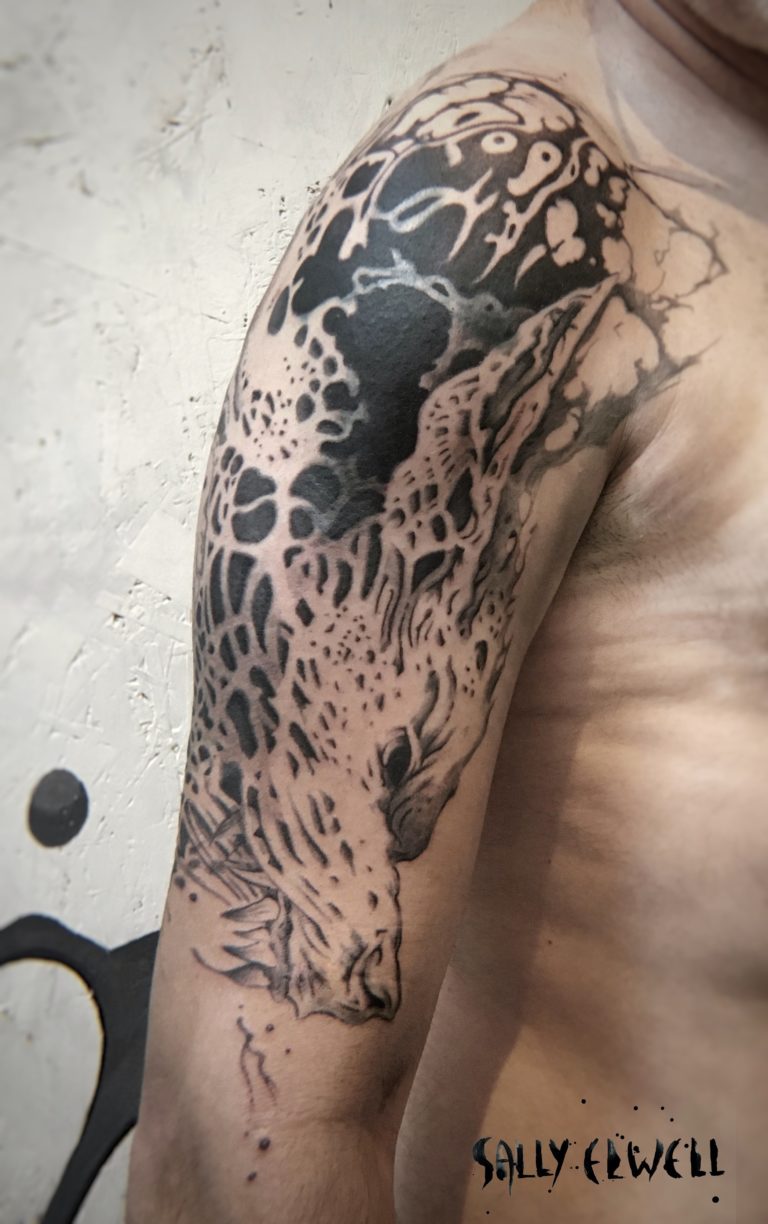tatouage bras bras epaule recouvrement loup dentelle organique encre noire et dégradés de gris