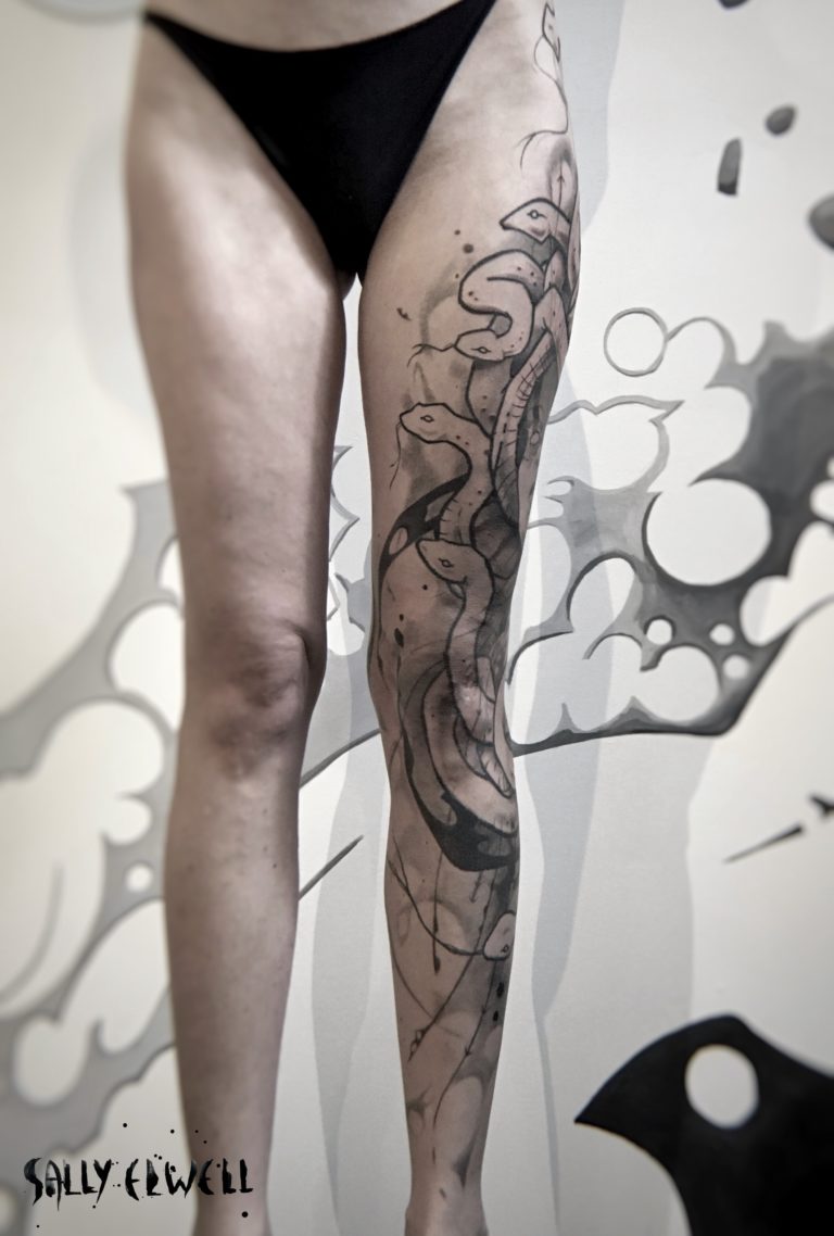 tatouage jambe medusa encre noire et dégradés de gris