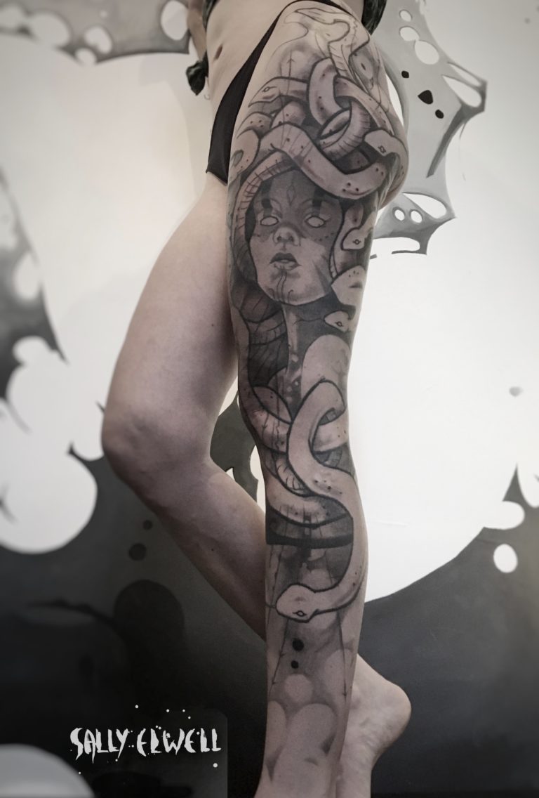 tatouage jambe medusa encre noire et dégradés de gris