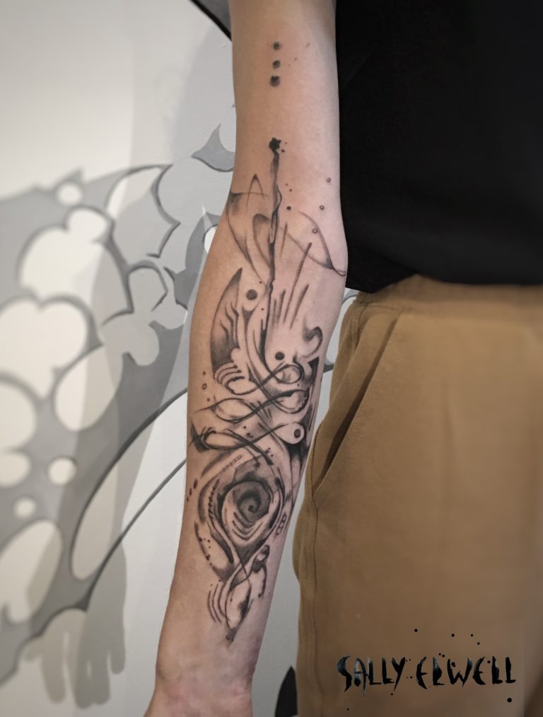 tatouage interieur bras unalome encre noire et dégradés de gris