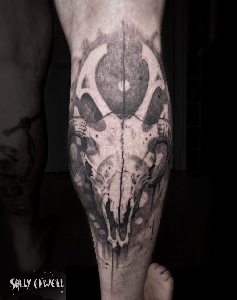 tatouage mollet crâne vache encre noire et dégradés de gris