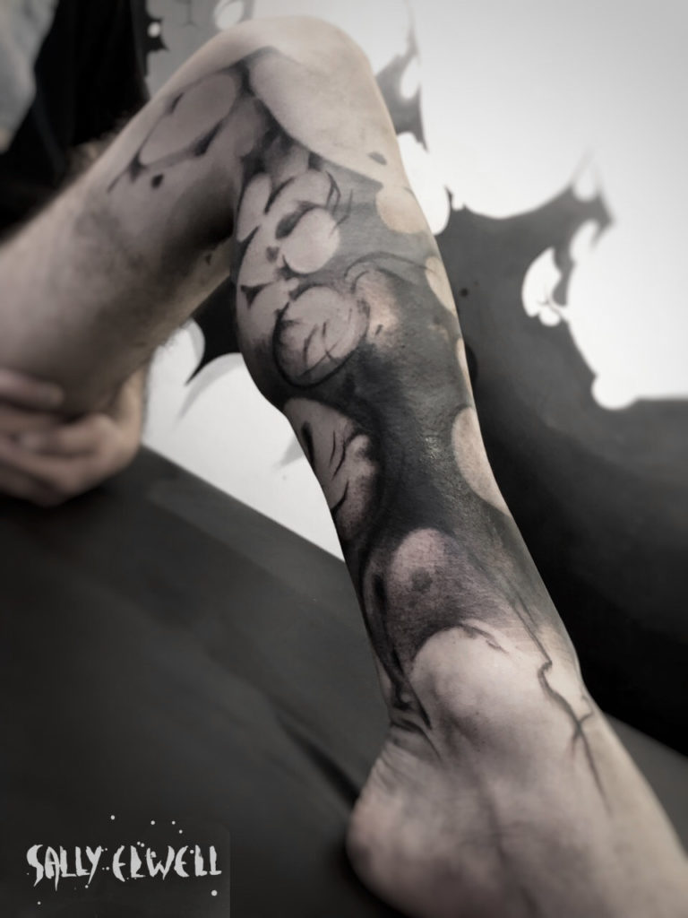 tatouage jambe organic shadows ombres de foret encre noire et dégradés de gris