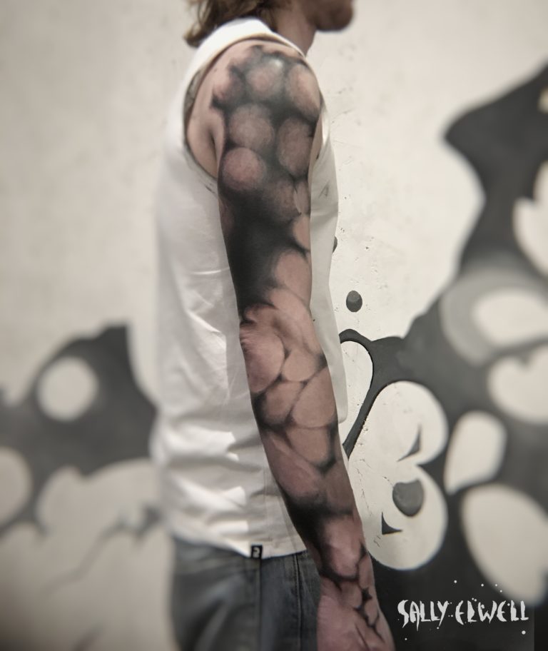 tatouage bras organic shadows ombres de foret encre noire et dégradés de gris