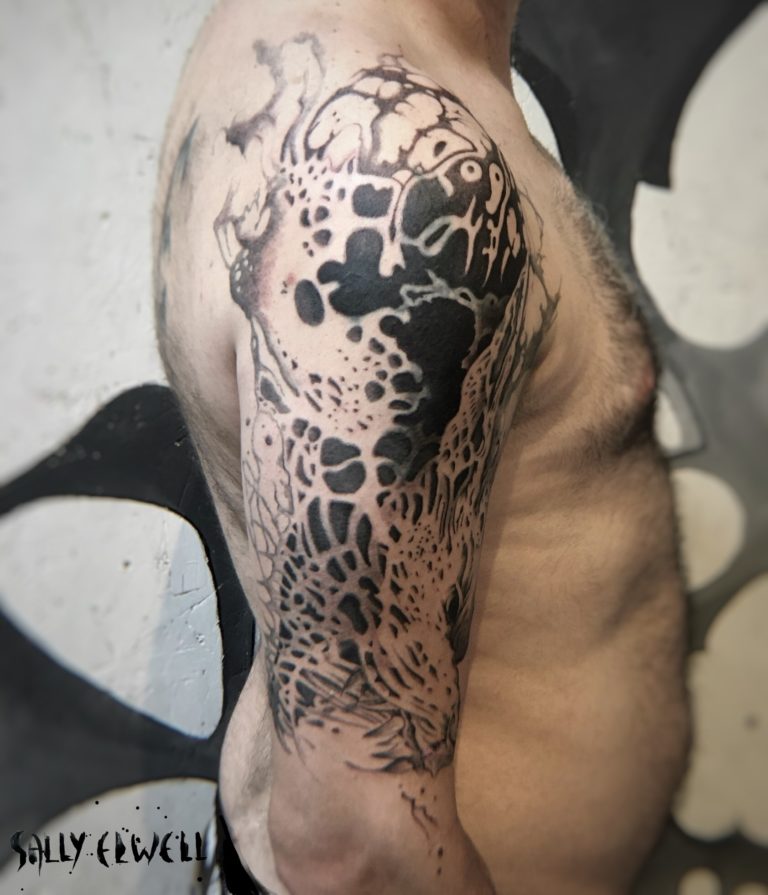 tatouage bras bras epaule recouvrement loup dentelle organique encre noire et dégradés de gris