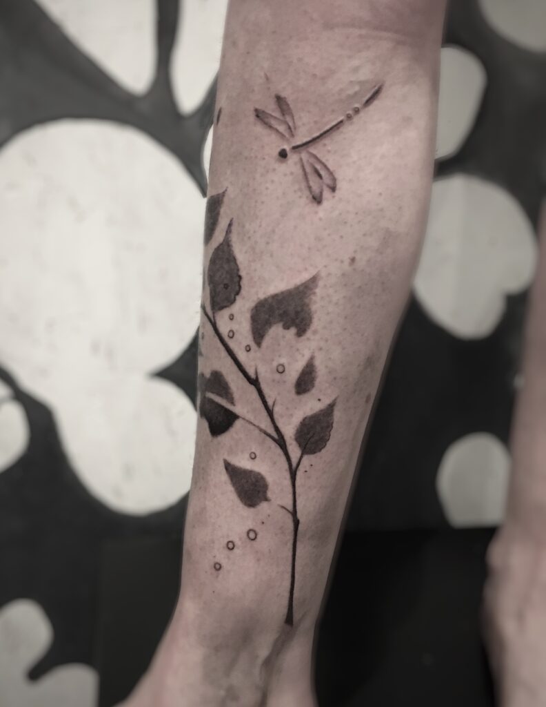 tatouage feuilles d'automne + libellule jambe