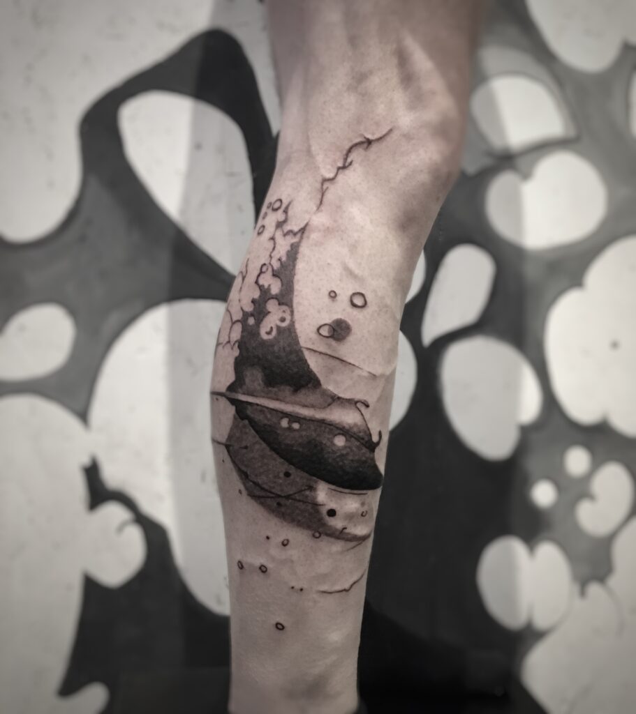 tatouage jambe plongée dans les profondeurs encre noire et dégradés de gris droite