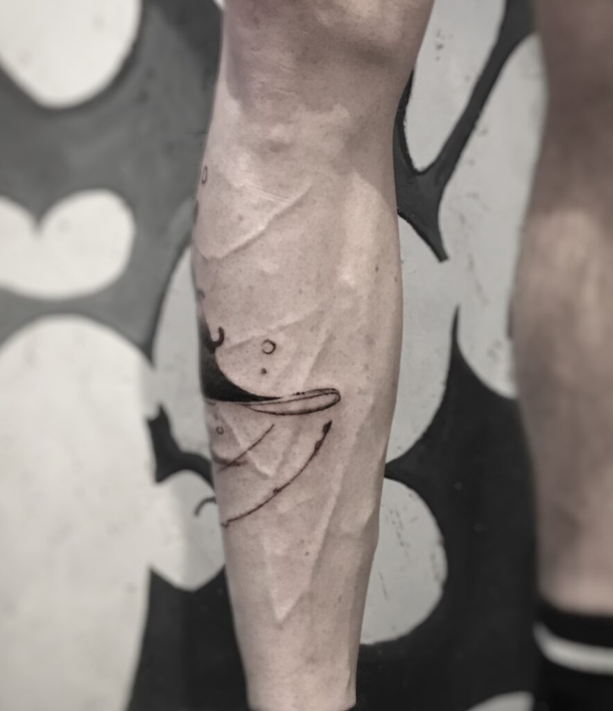 tatouage jambe plongée dans les profondeurs encre noire et dégradés de gris face
