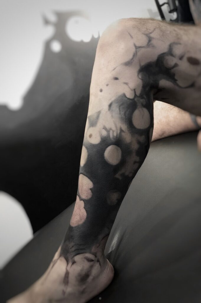 tatouage mollet organic shadows ombres de forêt encre noire et dégradés de gris gauche