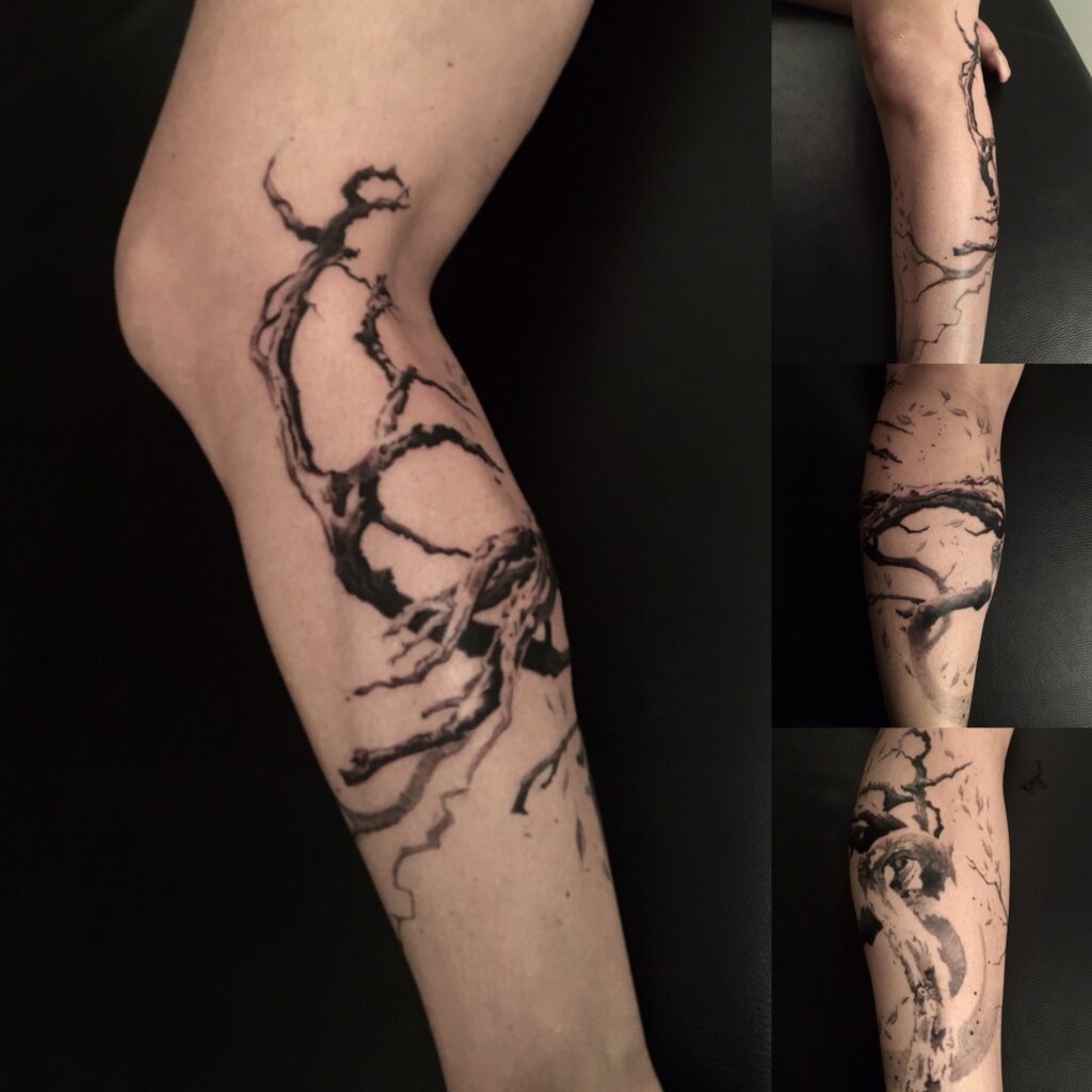 tatouage tour de jambe arbre en hiver encre noire et dégradés de gris