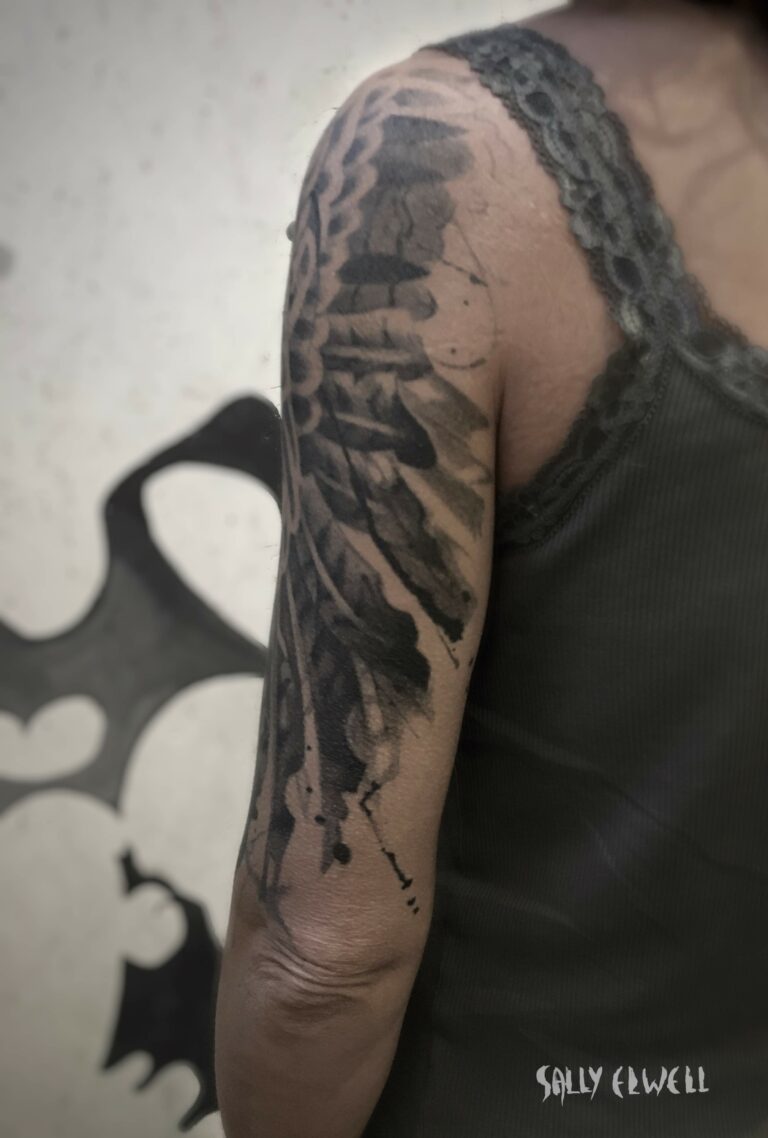 tatouage épaule bras ailes de buse encre noire et dégradé de gris tatouage épaule bras ailes de buse encre noire et dégradé de gris