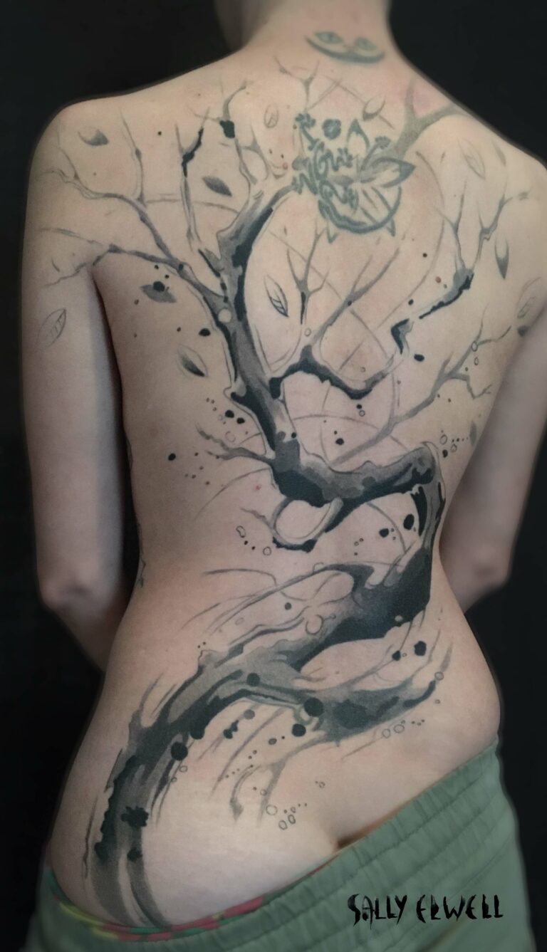 tatouage dos hanche arbre taches encre noire et dégradé de gris tatouage dos hanche arbre taches encre noire et dégradé de gris