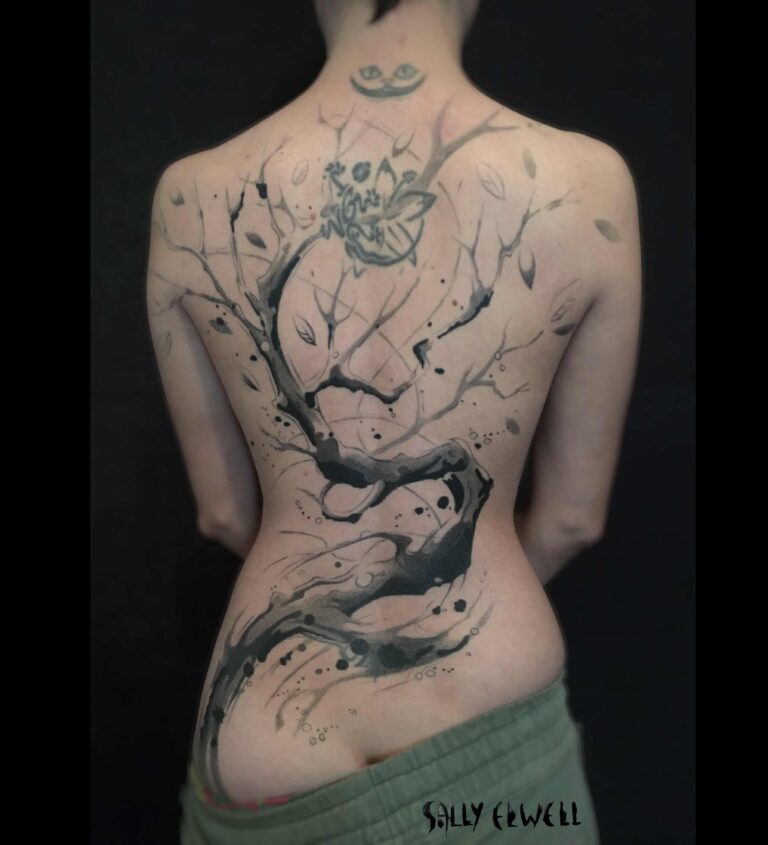 tatouage dos hanche arbre taches encre noire et dégradé de gris tatouage dos hanche arbre taches encre noire et dégradé de gris