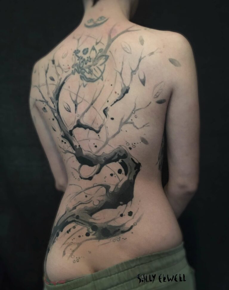 tatouage dos hanche arbre taches encre noire et dégradé de gris tatouage dos hanche arbre taches encre noire et dégradé de gris