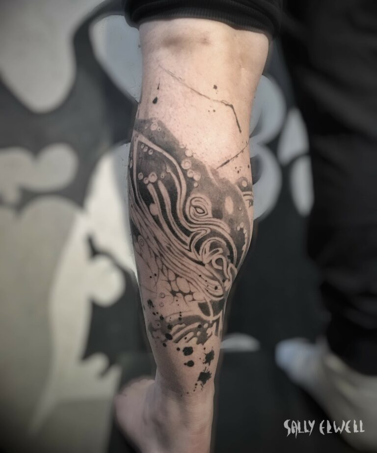 tatouage mollet baleine dentelle organique éclaboussures encre noire et dégradé de gris tatouage mollet baleine dentelle organique éclaboussures encre noire et dégradé de gris