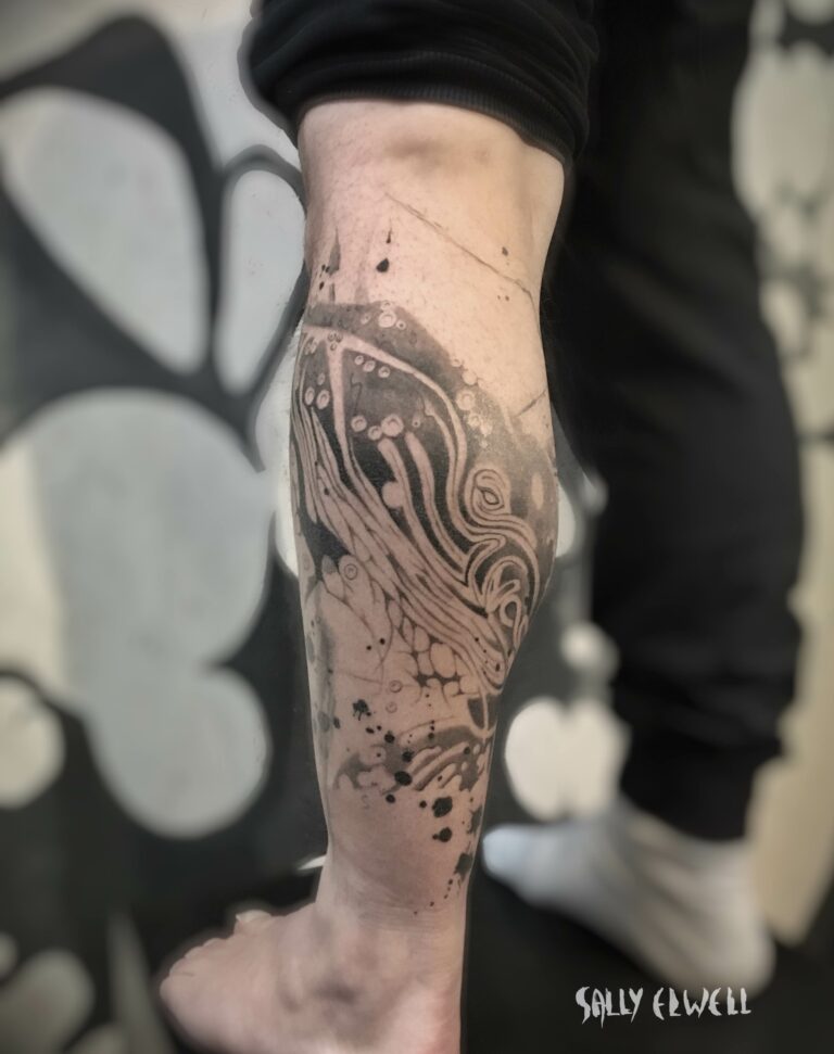 tatouage mollet baleine dentelle organique éclaboussures encre noire et dégradé de gris tatouage mollet baleine dentelle organique éclaboussures encre noire et dégradé de gris