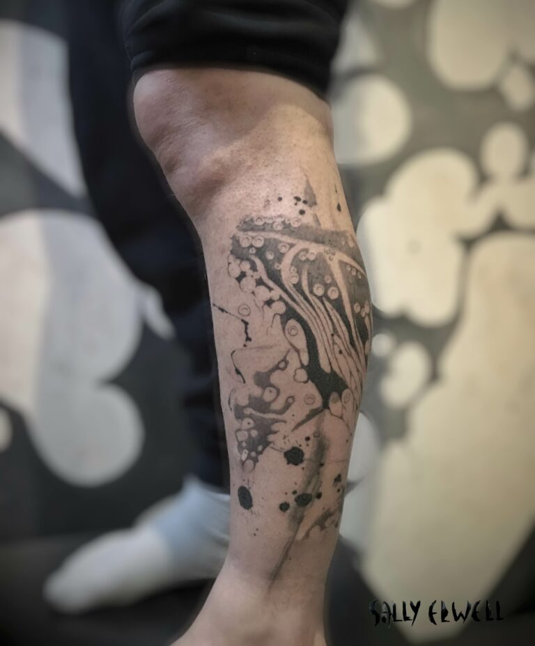 tatouage mollet baleine dentelle organique éclaboussures encre noire et dégradé de gris tatouage mollet baleine dentelle organique éclaboussures encre noire et dégradé de gris