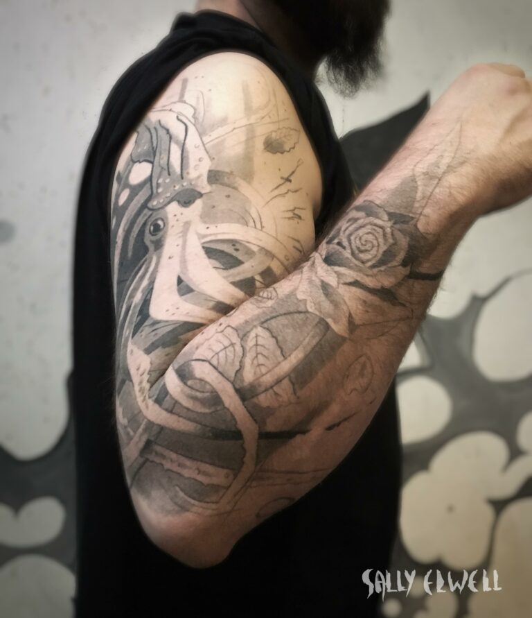 tatouage bras calamar encre noire et dégradé de gris tatouage bras calamar encre noire et dégradé de gris