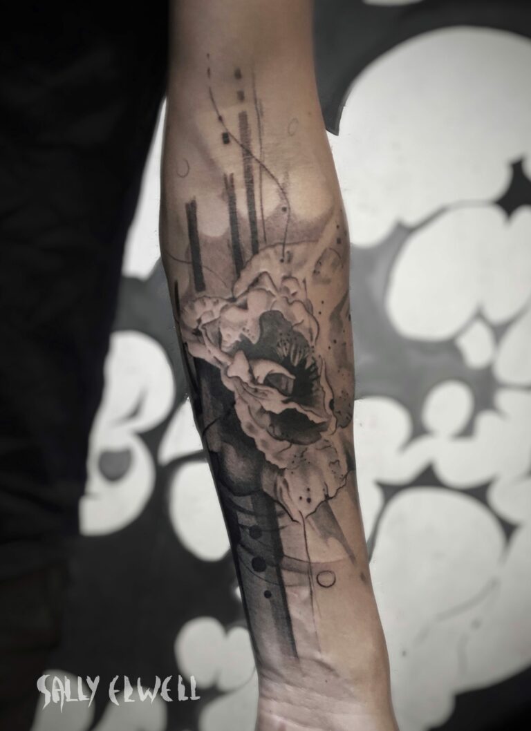 tatouage avant-bras coquelicot encre noire et dégradé de gris tatouage avant-bras coquelicot encre noire et dégradé de gris