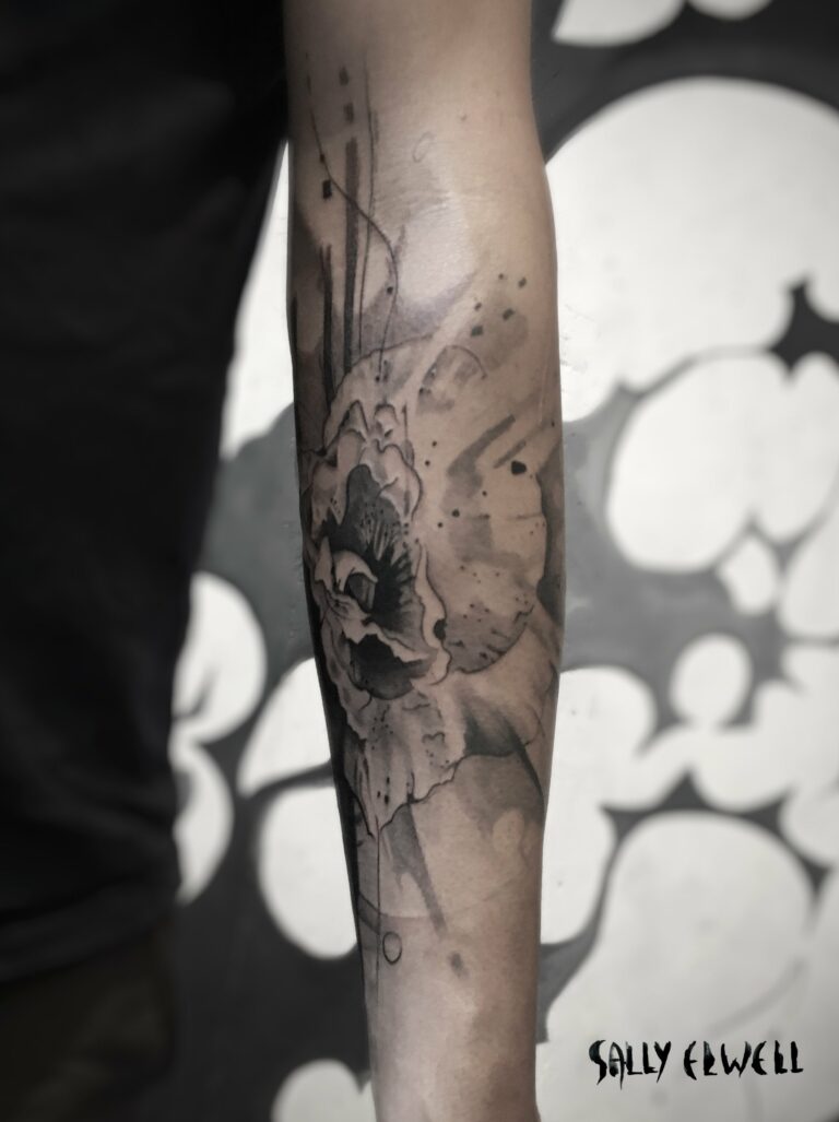 tatouage avant-bras coquelicot encre noire et dégradé de gris tatouage avant-bras coquelicot encre noire et dégradé de gris