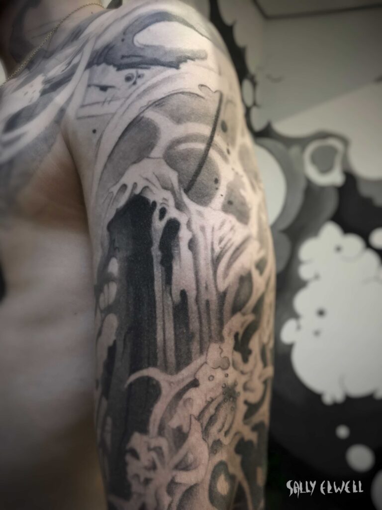 tatouage bras faucheuse taches encre noire et dégradé de gris tatouage bras faucheuse taches encre noire et dégradé de gris