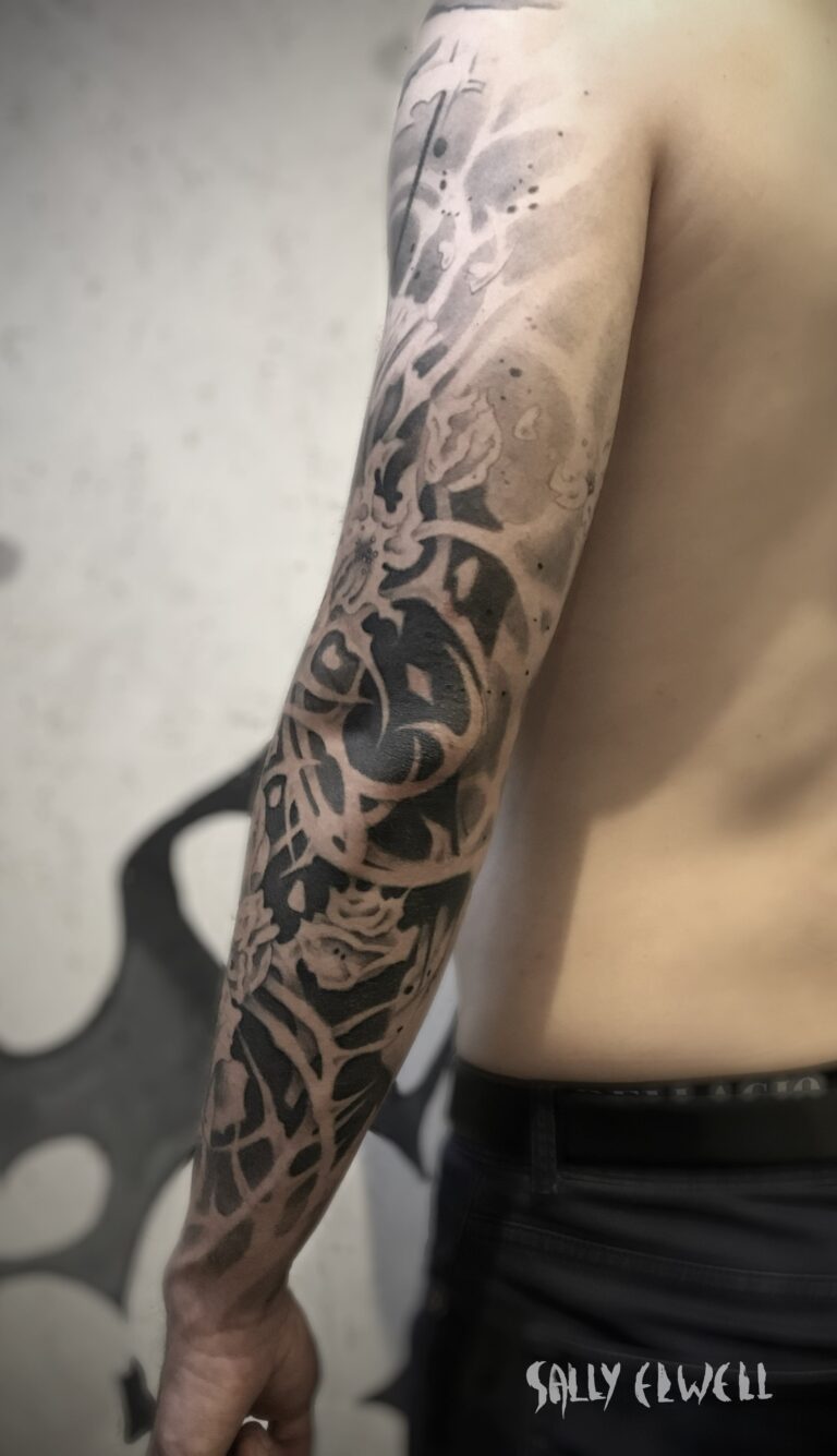 tatouage bras faucheuse taches encre noire et dégradé de gris tatouage bras faucheuse taches encre noire et dégradé de gris