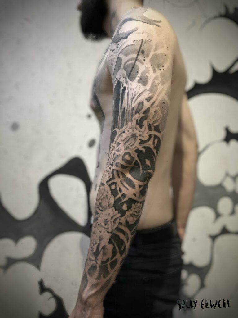 tatouage bras faucheuse taches encre noire et dégradé de gris tatouage bras faucheuse taches encre noire et dégradé de gris