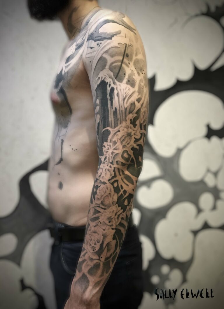 tatouage bras faucheuse taches encre noire et dégradé de gris tatouage bras faucheuse taches encre noire et dégradé de gris