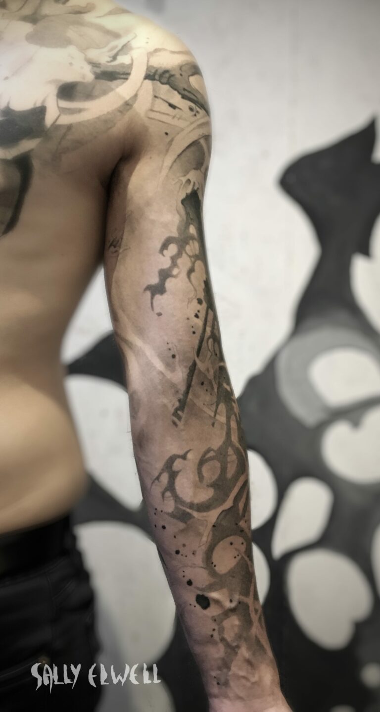 tatouage bras faucheuse taches encre noire et dégradé de gris tatouage bras faucheuse taches encre noire et dégradé de gris