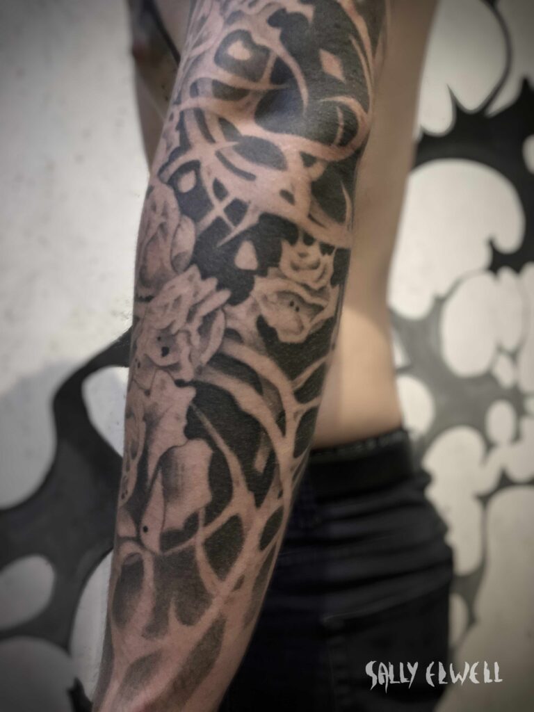 tatouage bras faucheuse taches encre noire et dégradé de gris tatouage bras faucheuse taches encre noire et dégradé de gris