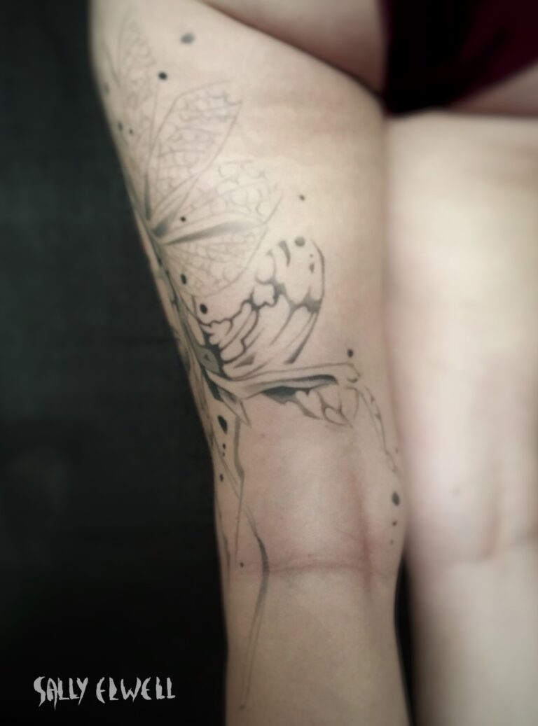 tatouage cuisse mante dentelle organique taches encre noire et dégradé de gris tatouage cuisse mante dentelle organique taches encre noire et dégradé de gris