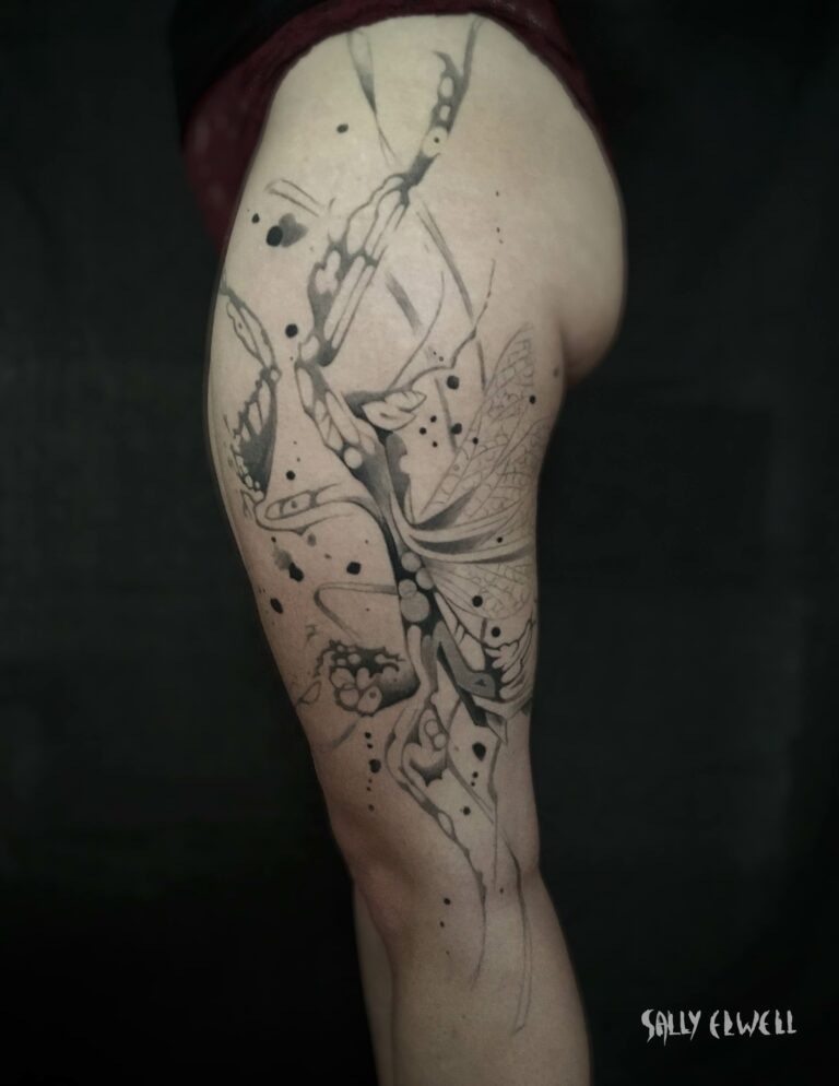 tatouage cuisse mante dentelle organique taches encre noire et dégradé de gris tatouage cuisse mante dentelle organique taches encre noire et dégradé de gris