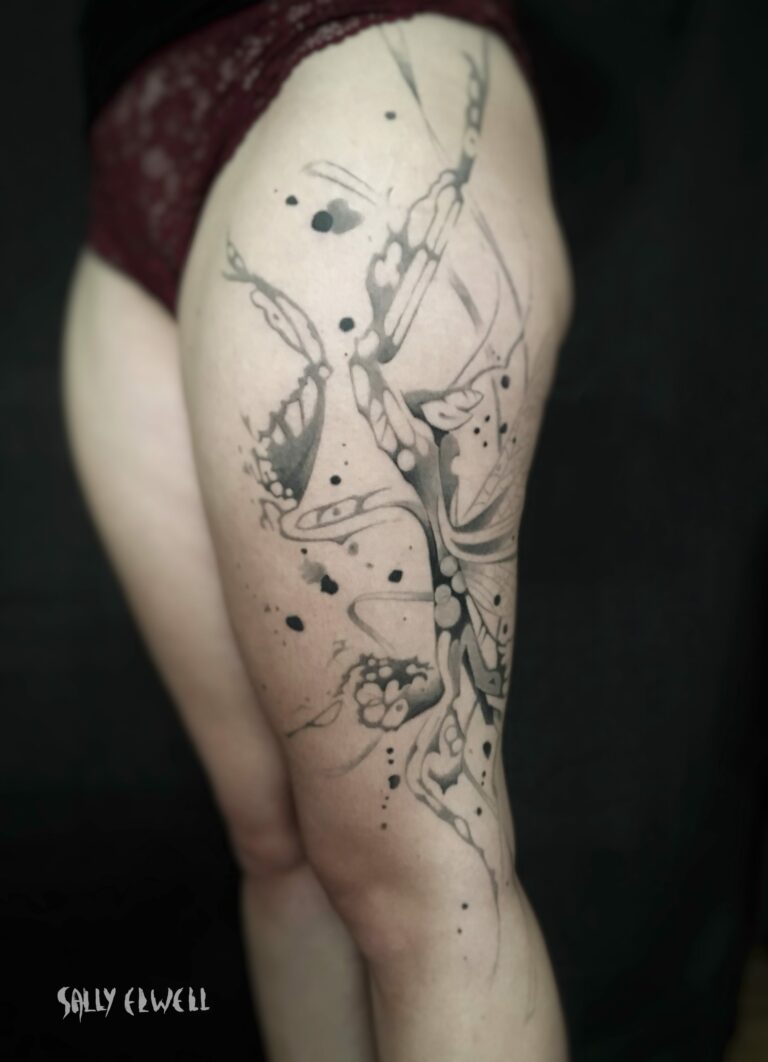 tatouage cuisse mante dentelle organique taches encre noire et dégradé de gris tatouage cuisse mante dentelle organique taches encre noire et dégradé de gris