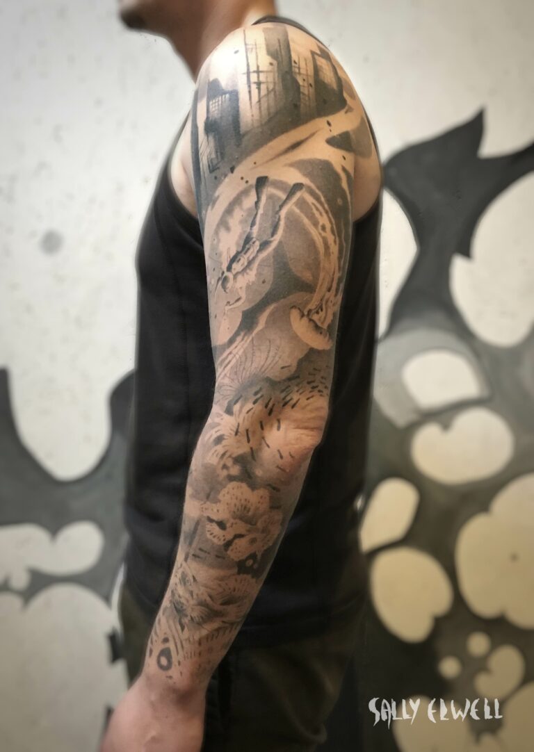 tatouage bras plongée encre noire et dégradé de gris tatouage bras plongée encre noire et dégradé de gris