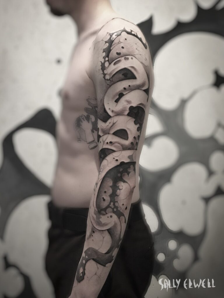 tatouage bras serpent dentelle organique tâches encre noire et dégradé de gris tatouage bras serpent dentelle organique tâches encre noire et dégradé de gris