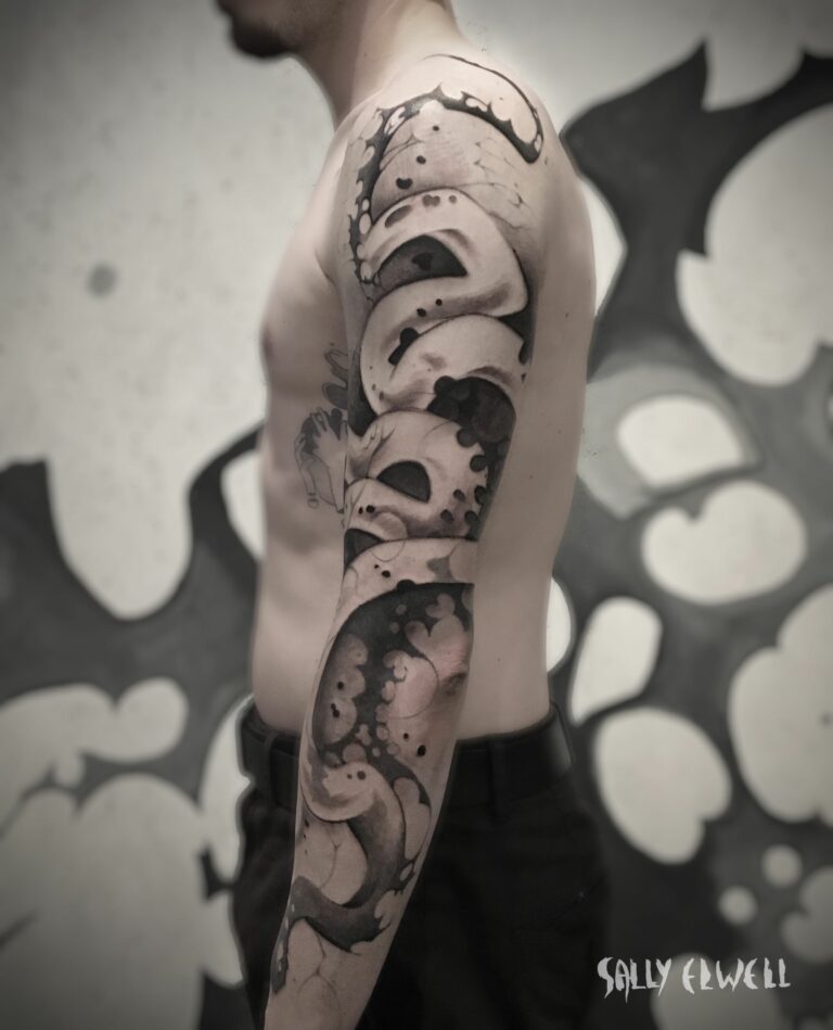 tatouage bras serpent dentelle organique tâches encre noire et dégradé de gris tatouage bras serpent dentelle organique tâches encre noire et dégradé de gris