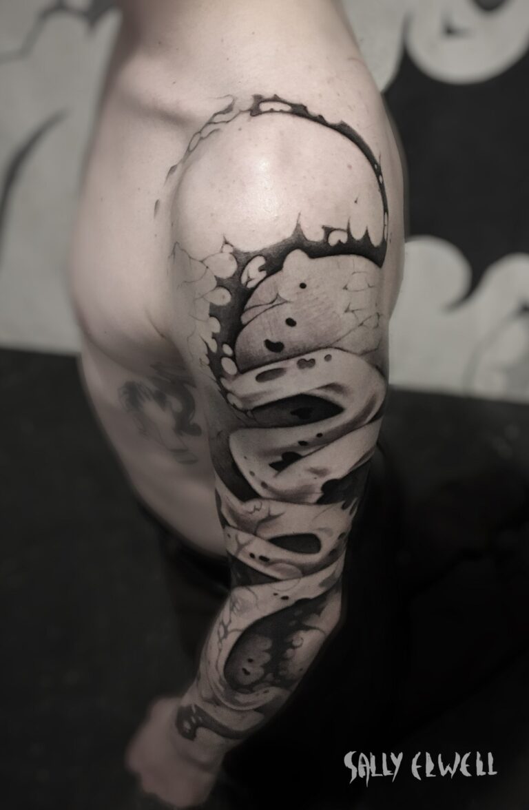 tatouage bras serpent dentelle organique tâches encre noire et dégradé de gris tatouage bras serpent dentelle organique tâches encre noire et dégradé de gris